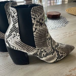 Snakeskin qupid pointy toe booties